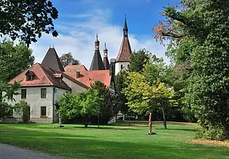Schlosspark mit Blick auf das Schloss und den Turm der Laurentiuskirche