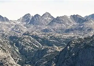Henderson Peak (Bildmitte) mit American Legion Peak (links)