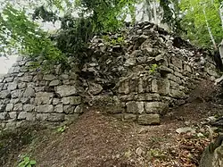 Südostseite der Ringmauer mit im Ausbruch erkennbarem Opus Spicatum