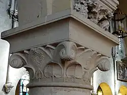 Knospenkapitell im südlichen Mittelschiff