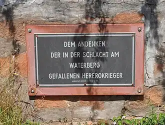 Gedenkplakette für die gefallenen Herero am Waterberg, angebracht 1984