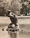 Herakles bezwingt den Nemeischen Löwen, Brunnengruppe: Herakles (Bronze), Löwe (Stein), seit 1948 im Teich des Burggartens Wien (Foto: 1971)