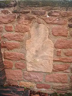 Spolie vom Kloster, eingelassen in die Friedhofsmauer