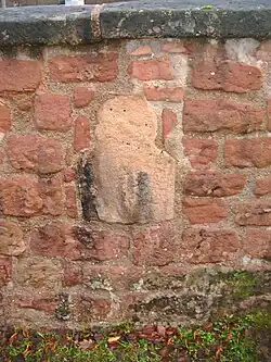 Spolie vom Kloster, eingelassen in die Friedhofsmauer