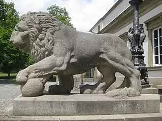 Löwenfigur vor Schloss Rosenstein.