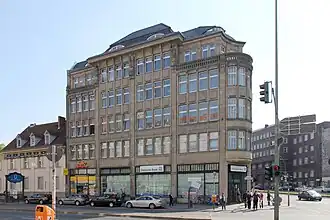 Büro- und Geschäftshaus „Neuer Rollkrug“ (Fassade Karl-Marx-Straße)