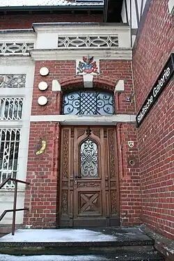 Villa Forell, Eingangsportal mit Wappen derer von Forell