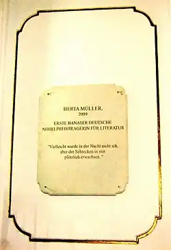 Marmortafel zu Ehren von Herta Müller in der Eingangshalle des Nikolaus-Lenau-Lyzeums, 2010