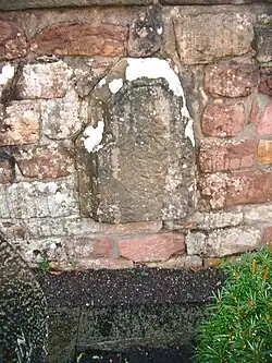 Spolie vom Kloster, eingelassen in die Friedhofsmauer