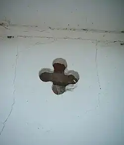 Spolie vom Kloster (Fensterluke aus Sandstein, in Form eines griechischen Kreuzes, überputzt und gestrichen) eingebaut am Anwesen Klosterhofstraße 5