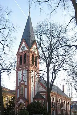 Turm und Kirchenschiff