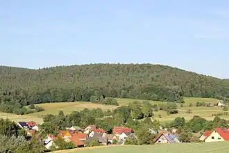 Der Herzberg und unterhalb die Häuser von Huckelheim