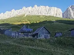 Herzerhütte, dahinter die Mitteralm