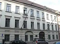 Die Fassade des Erdgeschosses ist rustiziert.