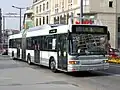 Heuliez GX&nbsp;417&nbsp;GNV Gelenkbus mit Gastanks auf dem Dach