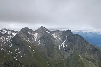 Blick von der Kreuzspitze auf den Großen Hexenkopf, den Hohen Eichham sowie Kuhhaut, Wunspitze und Wunwand (von links nach rechts).