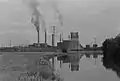 Blick auf das Kraftwerk Hirschfelde mit dem in Bau befindlichen Kühlturm 7 (1960)