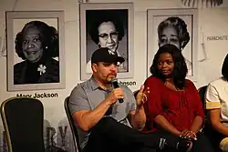 Octavia Spencer vor den Porträts von Katherine Johnson, Dorothy Vaughan and Mary Jackson, im IMAX Theater des Kennedy Space Center Visitor Complex