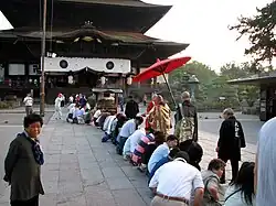 Der Hohepriester segnet Gläubige am Zenkō-ji.