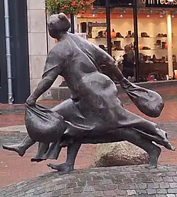 Eilige Einkäuferin, 1992 Hilden