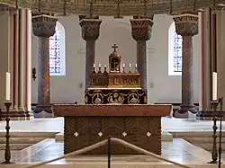 Hauptaltar und Chorumgang