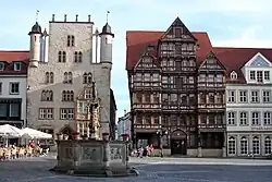 Marktplatz-Südseite, links Tempelhaus, Mitte Wedekindhaus, dazwischen die Einmündung der Judenstraße (Aufnahme 2012)