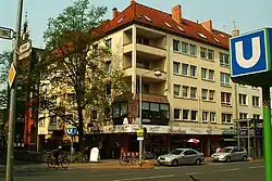 Typisches Wohn- und Geschäftshaus der Nachkriegszeit, Eingang zur U-Bahn-Station Schlägerstraße