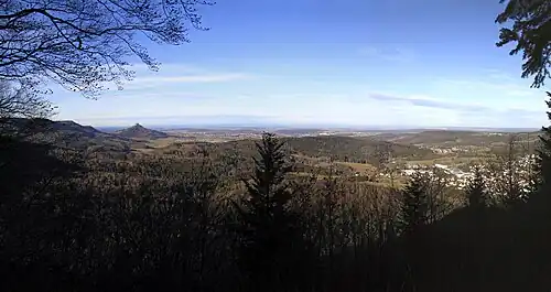 Blick vom Himberg auf das Killertal (rechts) und zur Burg Hohenzollern (links)