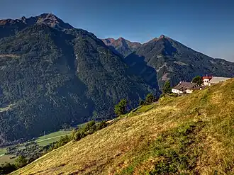 Striedenkopf in Bildmitte im Hintergrund