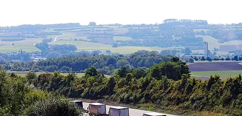 Blick in das Tal des Weißen Mains auf Lanzendorf mit der St. Gallus Kirche links und auf die Autobahnkirche St.&nbsp;Christophorus rechts