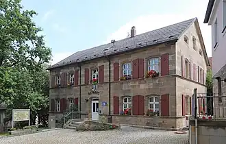 Rathaus (1848/49), ehemalige zweiklassige Volksschule (im ersten Stock) bis 1966, Klosterberg&nbsp;9