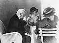 Hindenburg beim Kaffeetrinken mit Frau Konsul Staudt (um 1926)