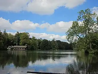 Blick von Süden, links das Bootshaus
