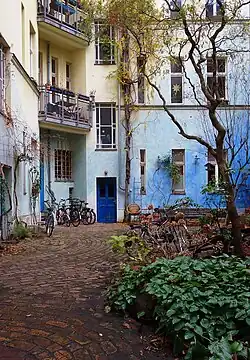 Innenhof in der Nehringstraße 34 mit einem Treppenhaus in der Berliner Ecke