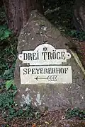 Wegweiserstein zur Drei-Tröge-Quelle und dem Speyererhof am Steigerweg[5]