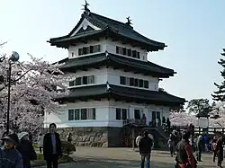 Die schlichte Fassade des Burgturms auf der nach innen gewandten Seite