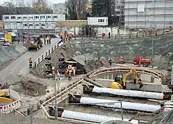 25. November 2010: Bergungsbauwerk (vorne). Im schwarzen Zelt werden die vom Bagger geborgenen Archivalien erstversorgt