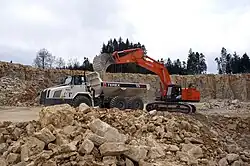 Hitachi Bagger ZX670LCH-5 und Terex Dumper TA400