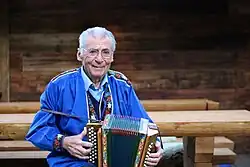 Volksmusiker Hitsch Jenny in einer Trachtenbluse (Sennechutteli)