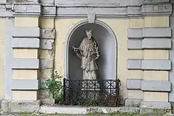 Nische mit Nepomukstatue zum Rennweg hin