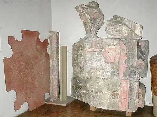 Rekonstruierter Querschnitt des gotischen Pfeilers auf Karton (links). Reste eines originalen gotischen Pfeilers (rechts), Reste des Kreuzrippengewölbes des spätgotischen Chors.