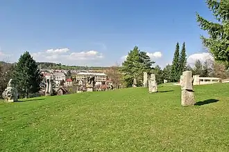 Moderne Steinplastiken auf dem Hügel Gotthard