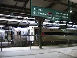 New-Jersey-Transit-Züge mit Comet-Steuerwagen in Hoboken Terminal (2005)