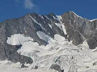 Gipfelaufbau Hochfeiler (rechts) mit Nordwand (mittig) und Schlegeiskees