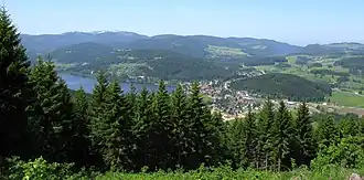 Panoramablick vom Hochfirst auf das Feldbergmassiv, den Titisee und den gleichnamigen Ort