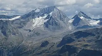 Riesernock, Lenksteinferner, Barmer Spitze, Hochgall (mittig davor Normalweg mit Nordwestgrat vom Grauen Nöckl), Schwarze Scharte, Wildgall (von links nach rechts), davor der Rieserferner, links vorne die Kasseler Hütte (Hochgallhütte) – Gletscherstand September 2022