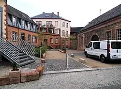 Zufahrt von der Neudorfgasse zu den umgebauten Kellereigebäuden in Hochheim