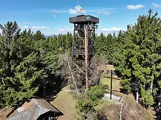 Der flache Gipfel mit der Aussichtswarte