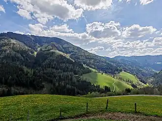 Blick von der Ostseite des Dornerkogels über den Klammgraben auf den Hochschlag