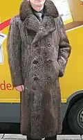Herrenmantel aus naturellem Spitznutria